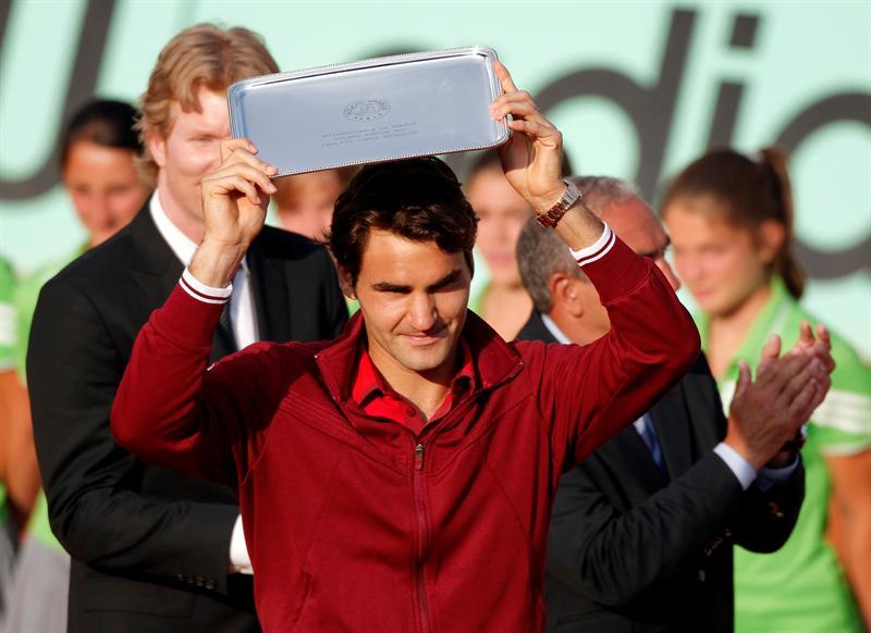 Roger Federer sostiene la bandeja de subcampeón. FOTO: EFE