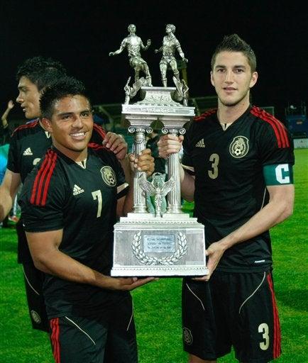 Hiram Mier y Javier Cortes con el trofeo l AP