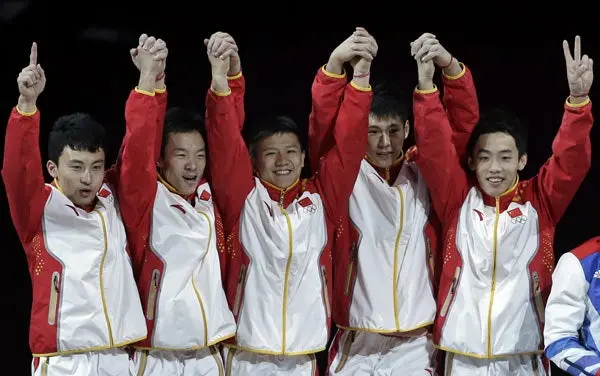 China se lleva el Oro en gimnasia por equipos