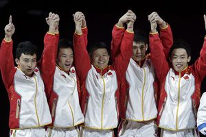 China se lleva el Oro en gimnasia por equipos