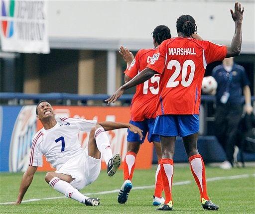 Junior Diaz  y Dennis Marshall de Costa Rica en la golea 5-0 a Cuba. FOTO: AP