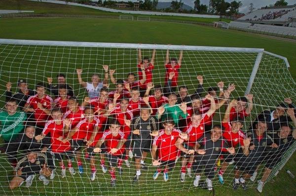 Cuerpo técnico y jugadores se acercaron a la portería para una foto en conjunto. FOTO: MEXSPORT
