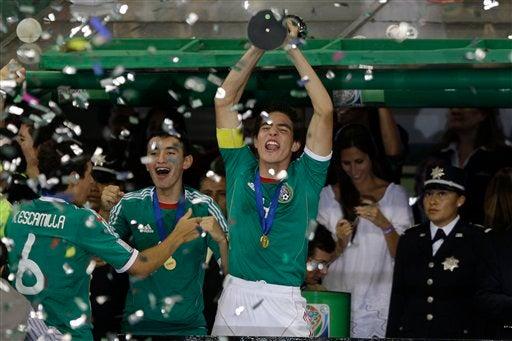Briseño, como el capitán del equipo mexicano levantó el trofeo. FOTO: EFE