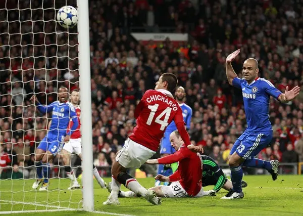 Chicharito entró de cambio para anotar el gol del triunfo (3-2) del Manchester United ante el Chelsea. I ESPECIAL