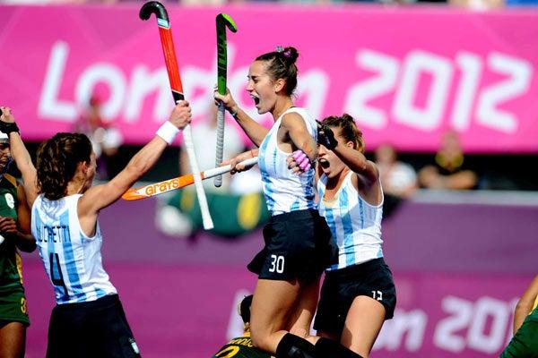 Las bellas argentinas de hockey sobre pasto iniciaron con un contundente 7-1 sobre la selección de Sudáfrica | AP