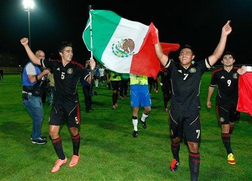 Los jugadores tricolores celebran el triunfo l AP