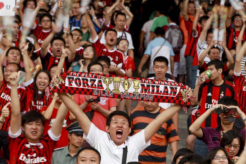 Los aficionados asiáticos apoyaron todo el tiempo. FOTO: EFE
