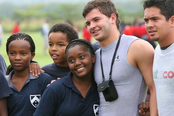Son los primeros contactos de África con el futbol americano. FOTO: CORTESÍA CONADEIP