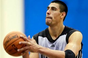 Ayón podría jugar en el Barça Regal