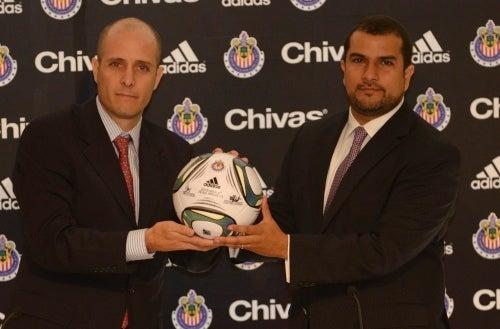 Adidas vestirá a Chivas desde a partir del próximo Apertura 2011 (FOTO: SAÚL MOLINA)