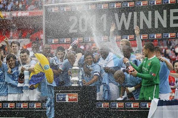 Los jugadores del City celebran el triunfo (FOTO: AP)