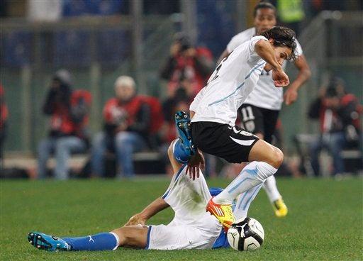 Federico Balzaretti es saltado por el uruguayo Edison Cavani. FOTO: AP