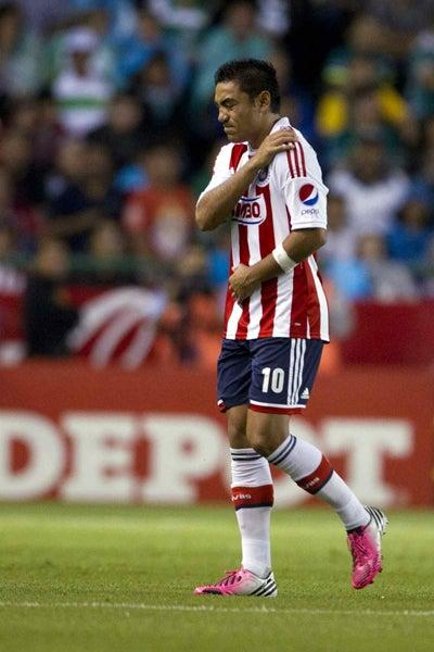 Marco Fabián salió lesionado al minuto 12 tras sufrir una caída | MEXSPORT