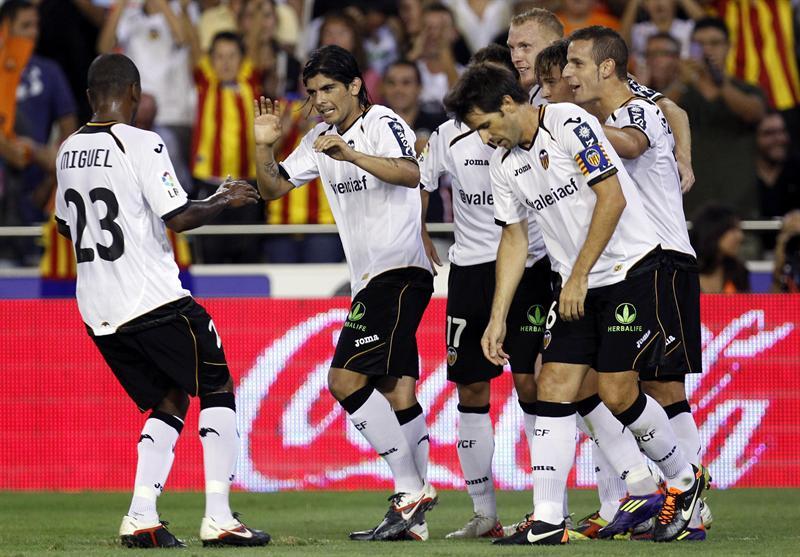 Valencia festejó su ventaja sobre el Barça que rápido pudo reaccionar a la primera falla. FOTO: EFE