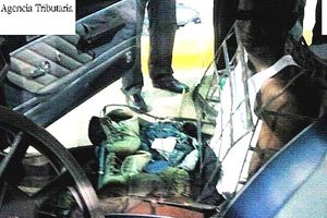 Inmigrante se disfraza de asiento de auto para cruzar la frontera