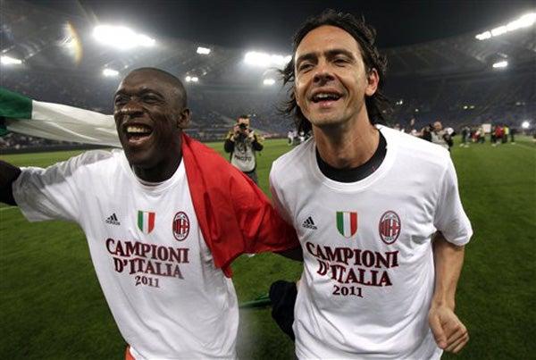 Inzaghi y Seedorf portando la playera conmemorativa (FOTO: AP)