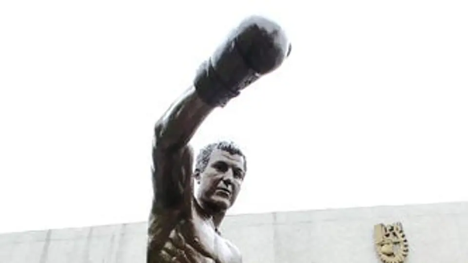 CMB presenta estatua de Rocky Marciano