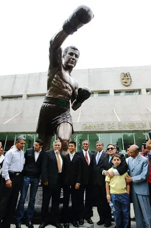 CMB presenta estatua de Rocky Marciano
