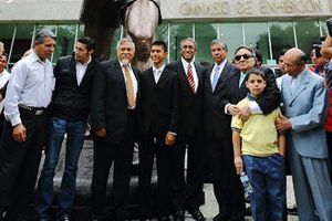 CMB presenta estatua de Rocky Marciano