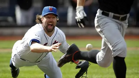 Mets se imponen a Pittsburgh en 20ma victoria de Dickey