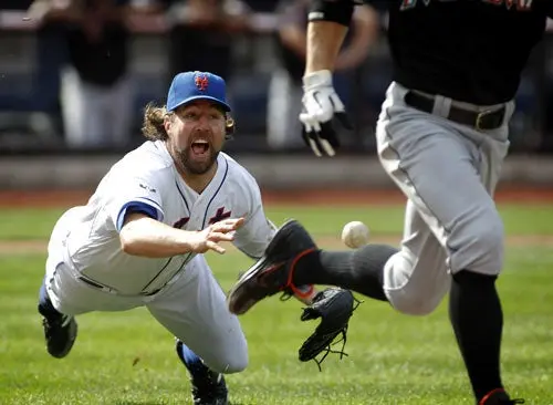 Mets se imponen a Pittsburgh en 20ma victoria de Dickey