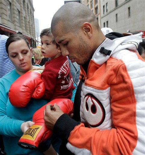 Miguel Cotto repartió autógrafos afuera del gimnasio. FOTO: AP