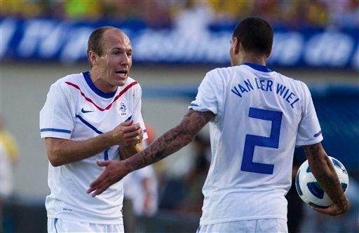 Robben y Van der Wiel se hacen de palabras tras un error. FOTO AP