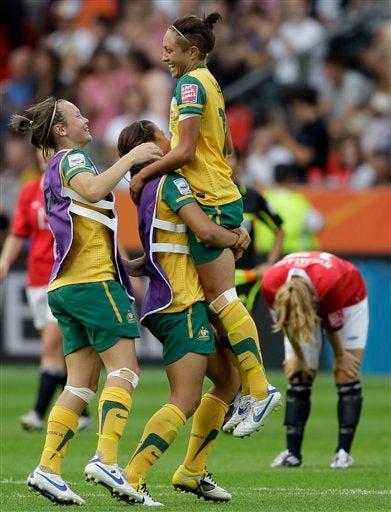 Kyah Simon celebra con sus compañeras el segundo tanto de Australia. FOTO: AP