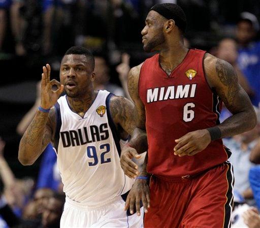 DeShawn Stevenson celebra frente a LeBron James, tras marcar tres puntos. FOTO: AP