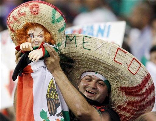 Los aficionados disfrutan del ambiente 'muy mexicano'. FOTO: AP