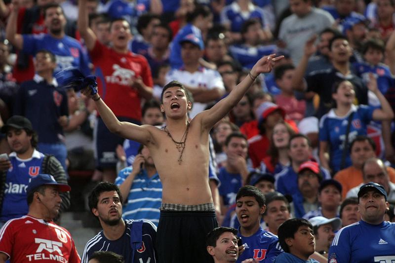 Aficionados no dejan de entonar cánticos. FOTO. EFE