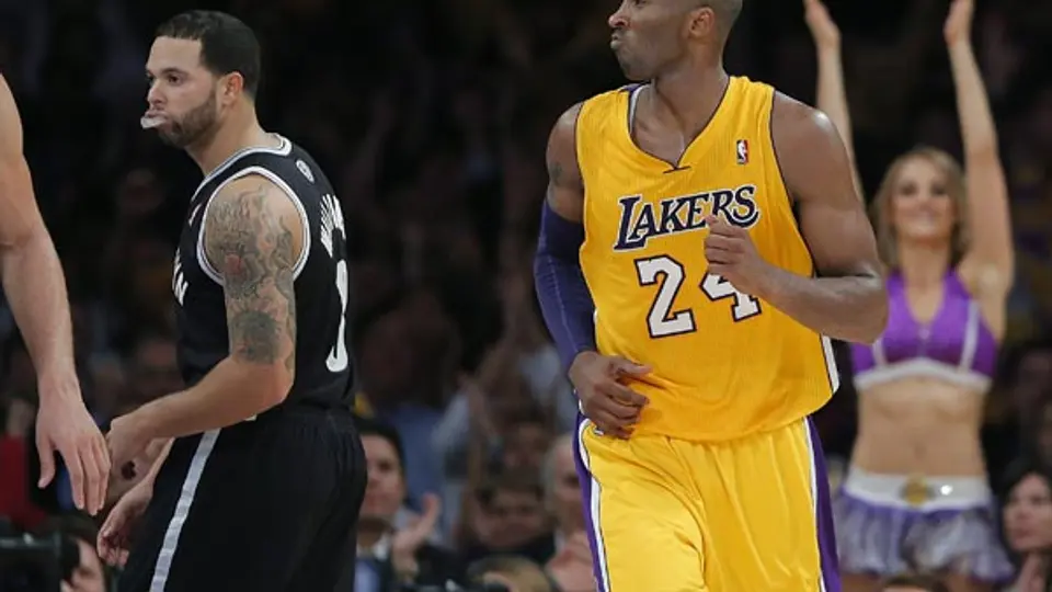 Lakers vencen a Nets en debut de Mike D'Antoni