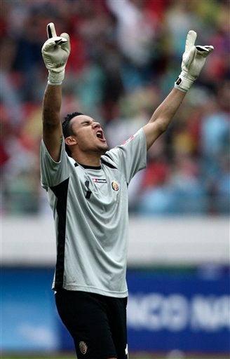 Keylor Navas celebra en la ventaja de Costa Rica frente a los ibéricos. FOTO: AP