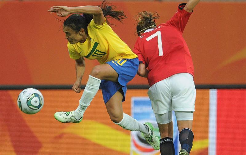 Marta da la calificación de Brasil ante Noruega. FOTO: EFE