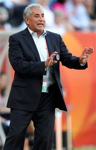 Leonardo Cuellar desde el banquillo da las intrucciones a las jugadoras. FOTO: AP