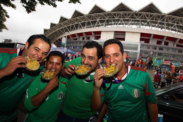 La afición mexicana aún con la euforia de la medalla conseguida en Londres | MEXSPORT