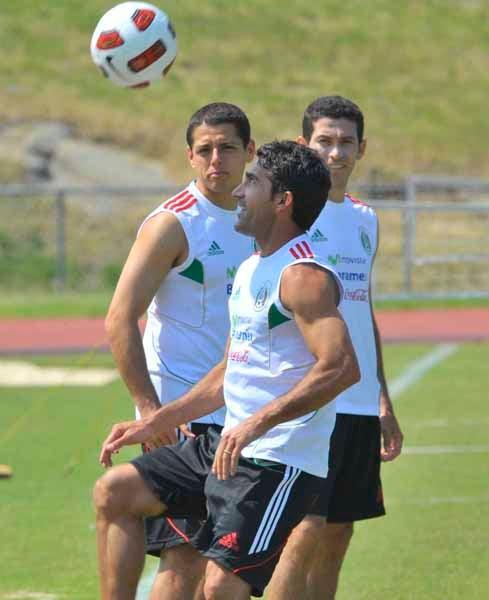 Sinha, Chicharito e Israel Castro. FOTO: ULISES BRAVO