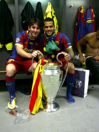 Messi y Dani Alves con la 'orejona'. FOTO: FACEBOOK
