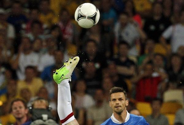 Durante su chilena, Rooney lució sus Nike T 90 Laser IV | AP