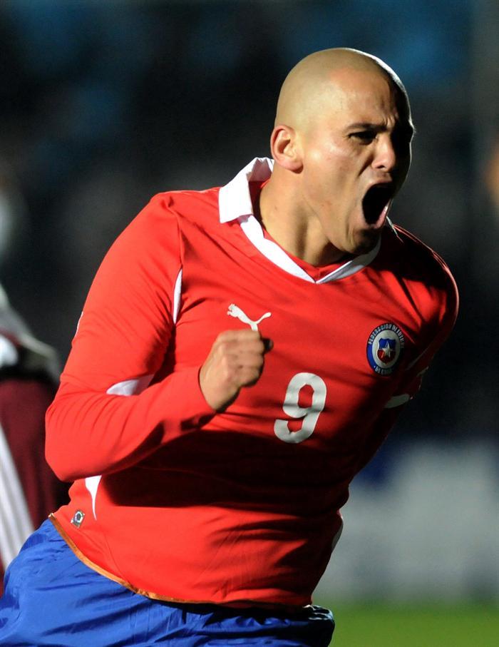 Suazo puso a Chile en la pelea. FOTO: EFE