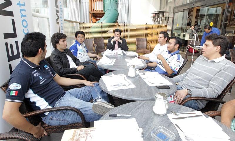 En una comida amena, el piloto de F1 conversó con los ganadaores del concurso de la Escudería Telmex. FOTO: ÓSCAR RAMÍREZ