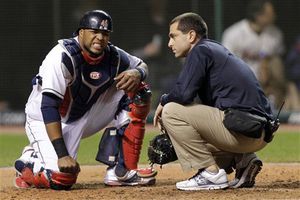 Catcher de Cleveland mejora tras conmoción