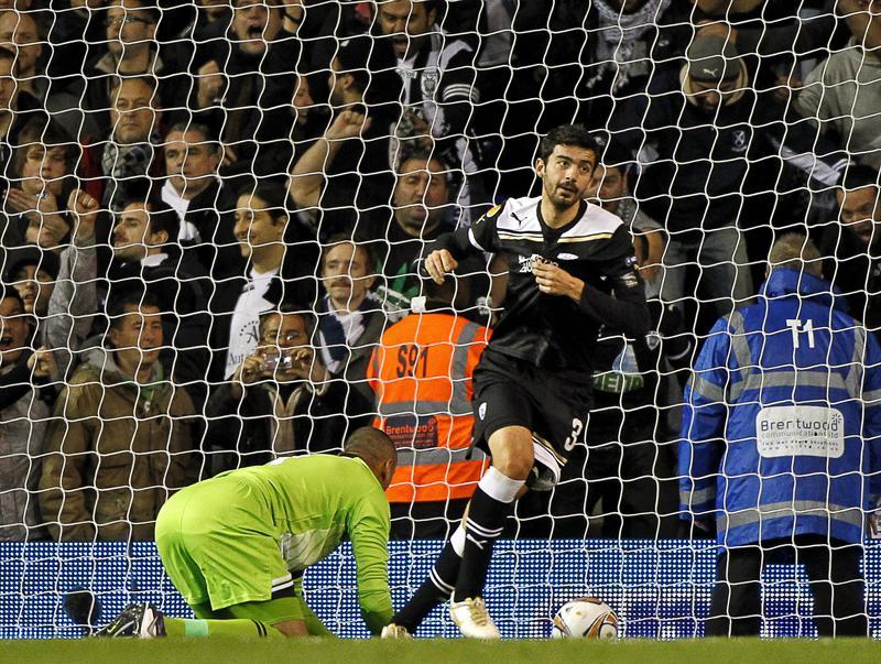 Stefanos Athanasiadis festeja tras marcarle al Tottenham. FOTO: EFE