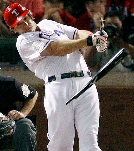 Ian Kinsler de los Rangers rompe el bate. FOTO: AP