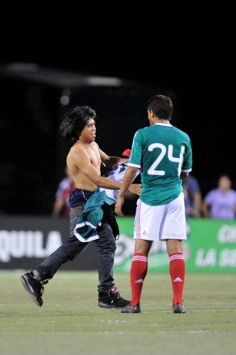Un aficionado invadió la cancha en la recta final del partido. FOTO: CÉSAR VICUÑA