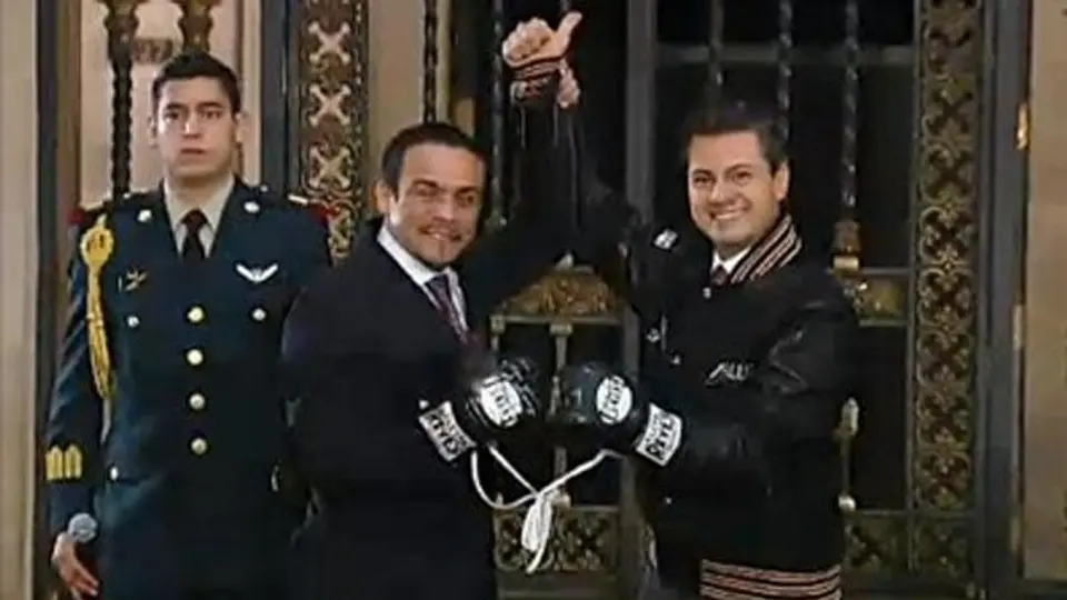 Márquez obsequia guantes de la victoria a EPN