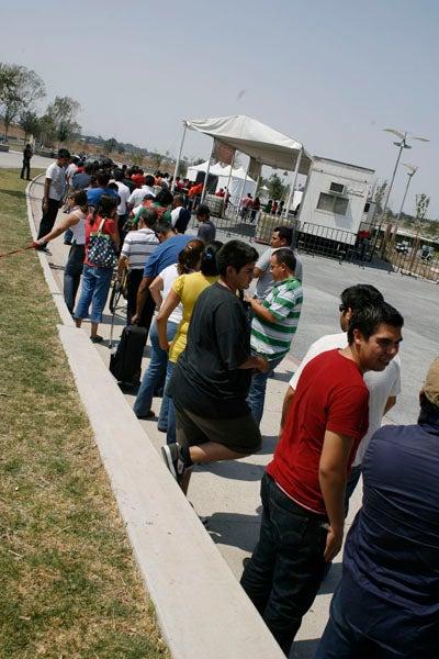 Cientos de personas se alistaron por sus boletos para el encuentro Chivas-Pumas (FOTO: SAÚL MOLINA)