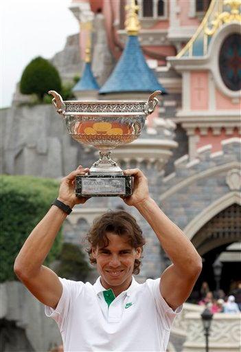 En diferentes poses el Campeón sostuvo su trofeo ante la presencia de los visitantes al parque. FOTO: AP