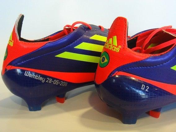 Dani Alves tiene en sus botines la bandera de su Brasil. FOTO: INTERNET