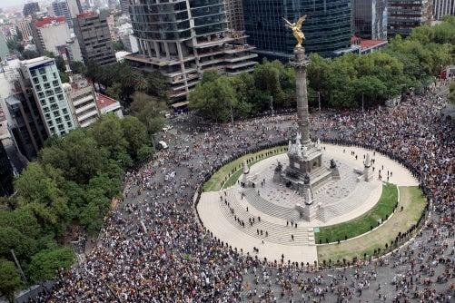 Gran afluencia de seguidores Pumas en el Ángel de la Independencia. FOTO: THALIA ESPARZA
